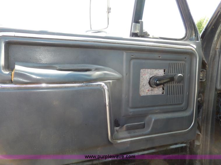 image for item D8075 1989 Ford F700 truck cab and chassis