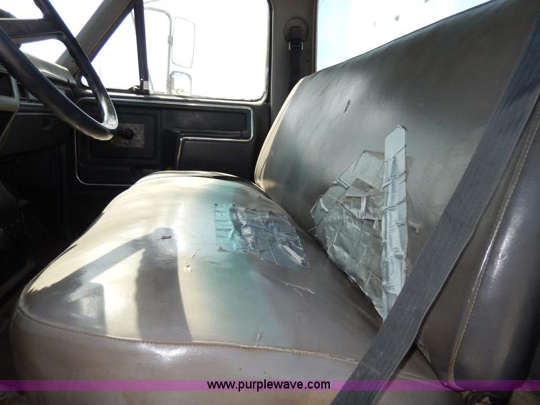 image for item D8075 1989 Ford F700 truck cab and chassis