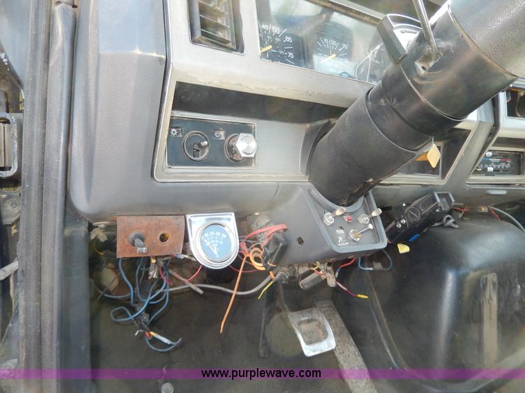 image for item D8075 1989 Ford F700 truck cab and chassis