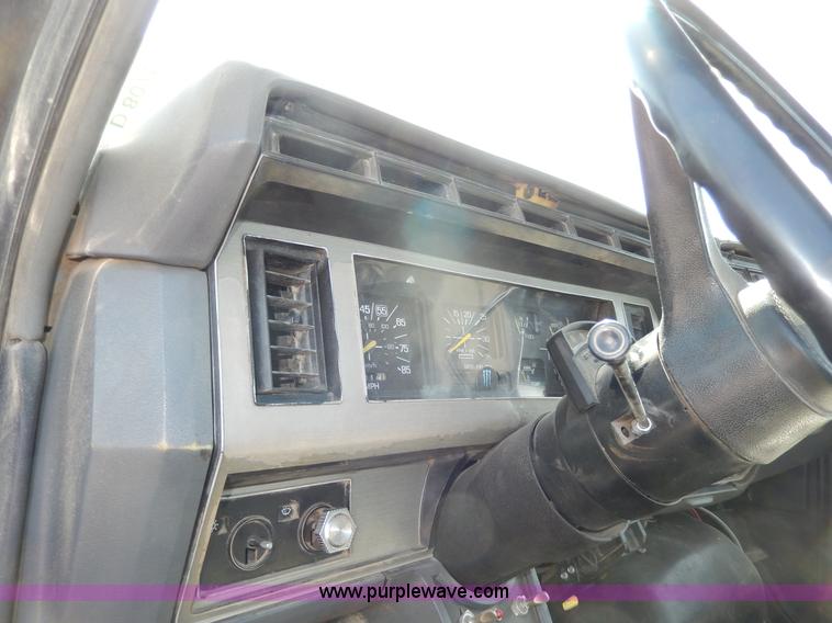 image for item D8075 1989 Ford F700 truck cab and chassis