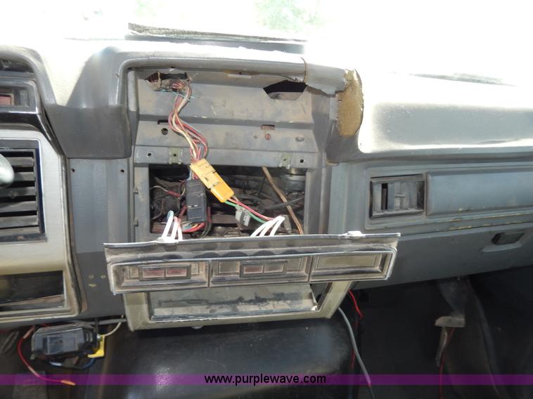 image for item D8075 1989 Ford F700 truck cab and chassis