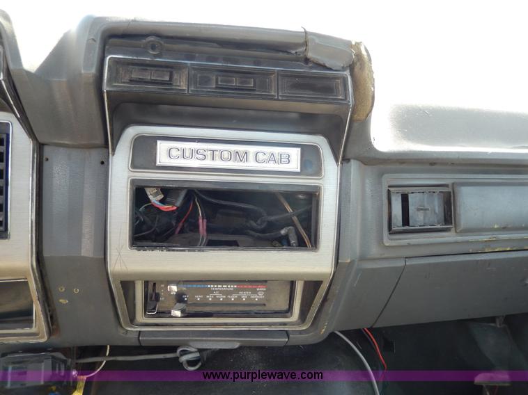 image for item D8075 1989 Ford F700 truck cab and chassis