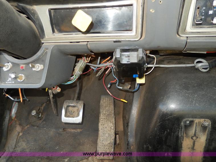 image for item D8075 1989 Ford F700 truck cab and chassis