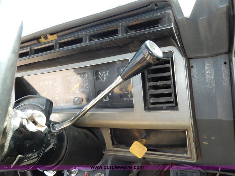 image for item D8075 1989 Ford F700 truck cab and chassis