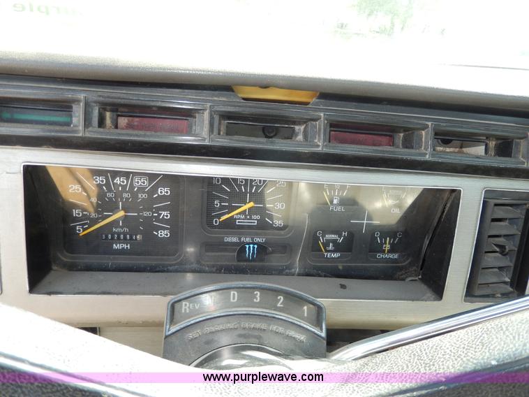 image for item D8075 1989 Ford F700 truck cab and chassis