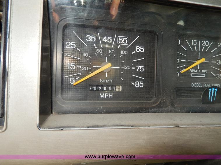 image for item D8075 1989 Ford F700 truck cab and chassis