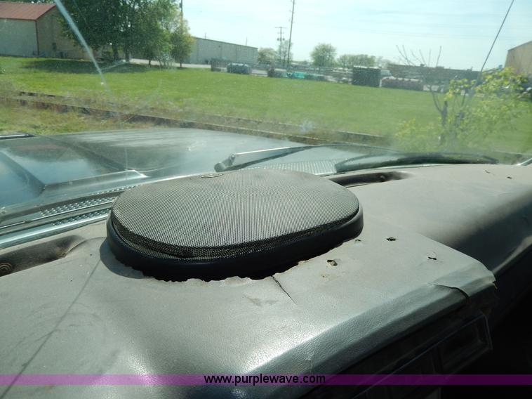 image for item D8075 1989 Ford F700 truck cab and chassis