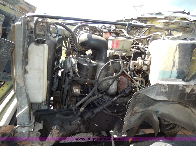 image for item D8075 1989 Ford F700 truck cab and chassis