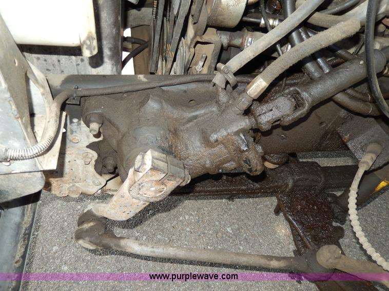 image for item D8075 1989 Ford F700 truck cab and chassis