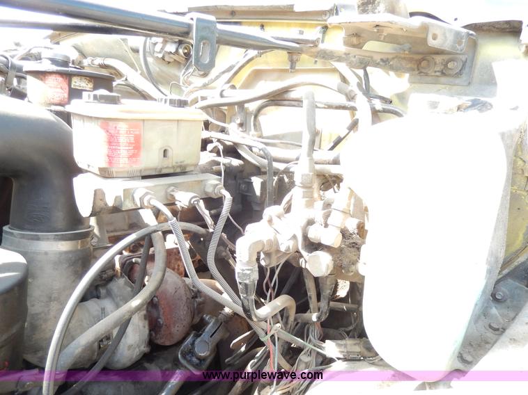 image for item D8075 1989 Ford F700 truck cab and chassis