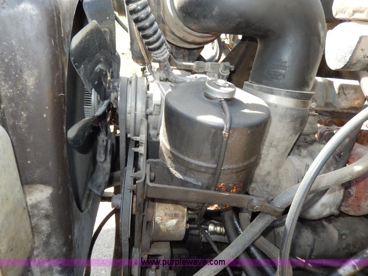 image for item D8075 1989 Ford F700 truck cab and chassis