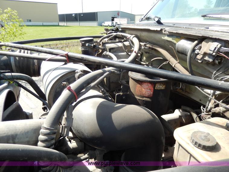 image for item D8075 1989 Ford F700 truck cab and chassis