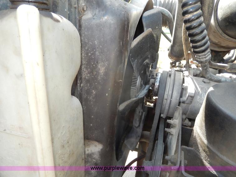 image for item D8075 1989 Ford F700 truck cab and chassis