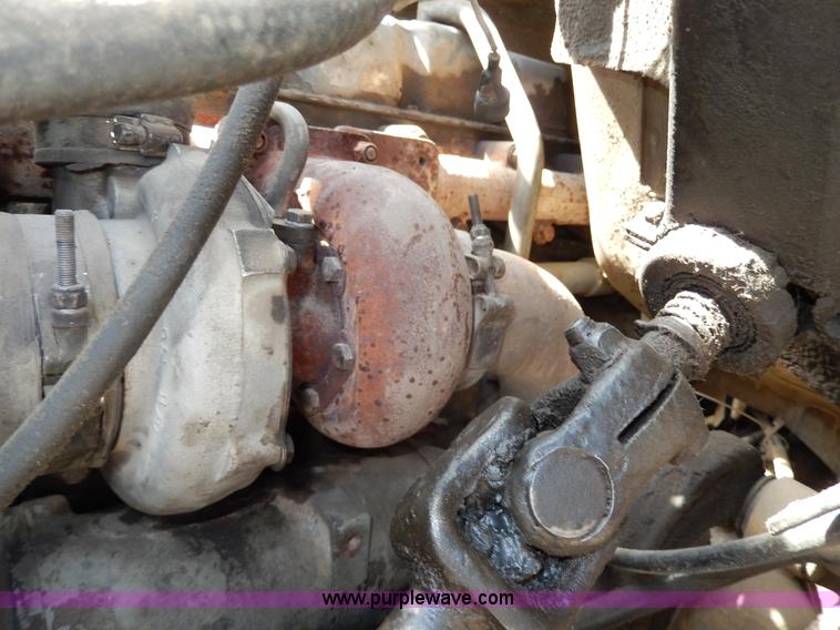 image for item D8075 1989 Ford F700 truck cab and chassis