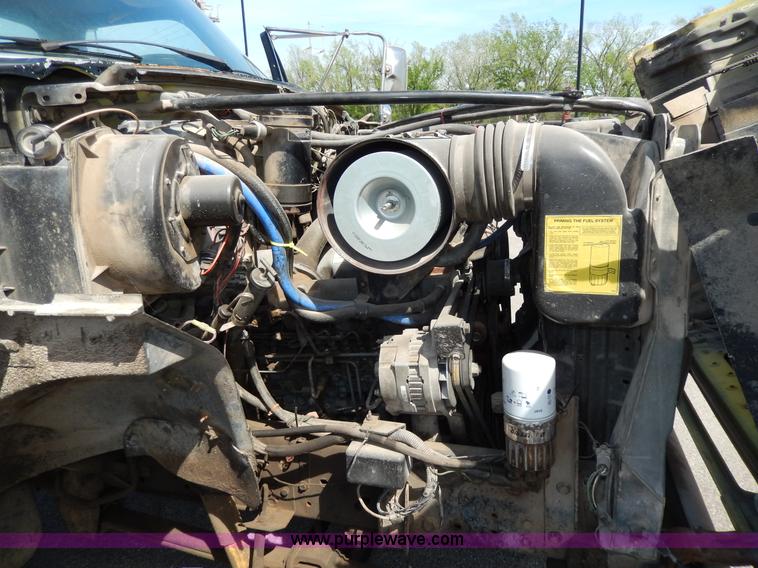 image for item D8075 1989 Ford F700 truck cab and chassis