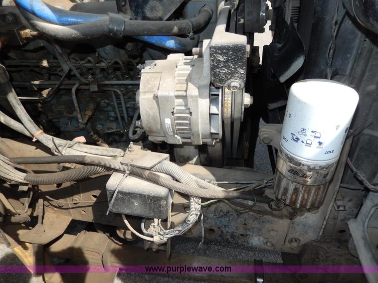 image for item D8075 1989 Ford F700 truck cab and chassis