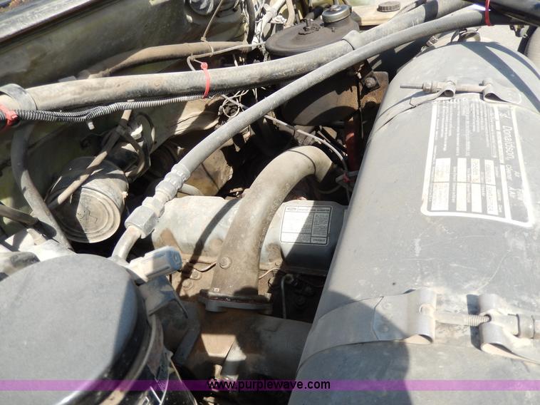 image for item D8075 1989 Ford F700 truck cab and chassis