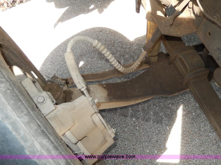 image for item D8075 1989 Ford F700 truck cab and chassis