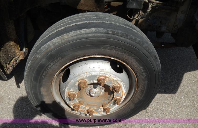 image for item D8075 1989 Ford F700 truck cab and chassis