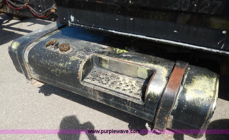 image for item D8075 1989 Ford F700 truck cab and chassis