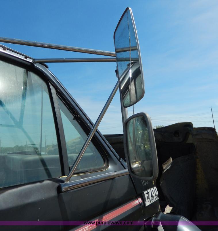 image for item D8075 1989 Ford F700 truck cab and chassis