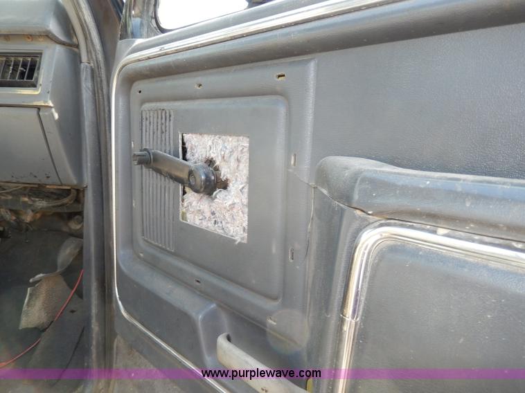 image for item D8075 1989 Ford F700 truck cab and chassis