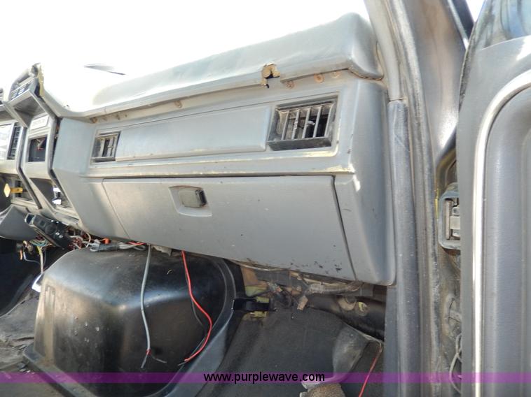 image for item D8075 1989 Ford F700 truck cab and chassis