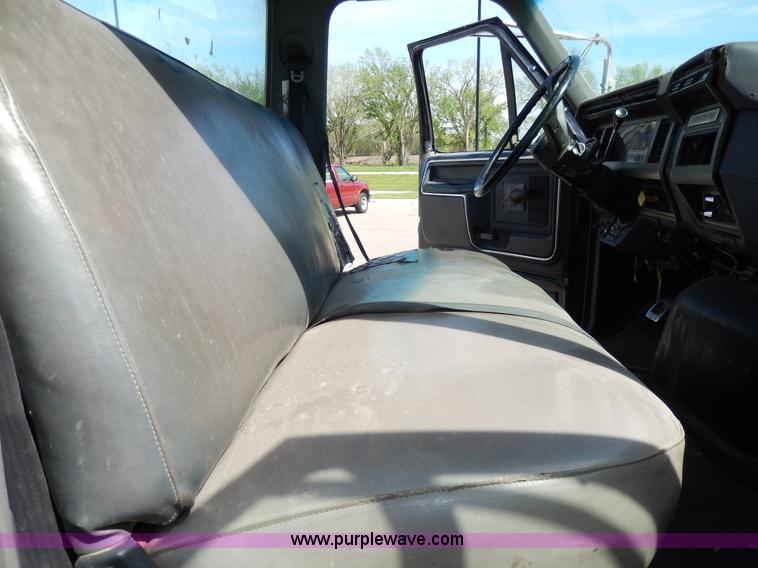 image for item D8075 1989 Ford F700 truck cab and chassis