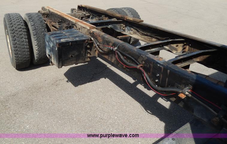 image for item D8075 1989 Ford F700 truck cab and chassis