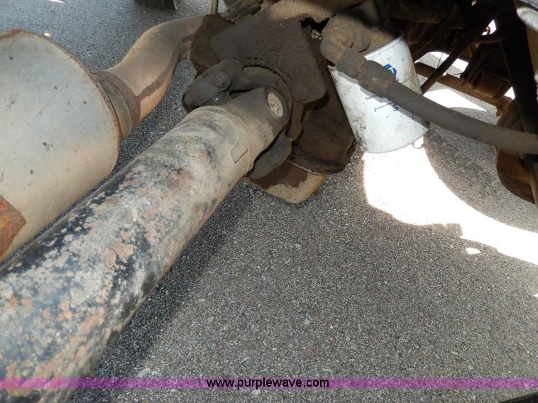 image for item D8075 1989 Ford F700 truck cab and chassis