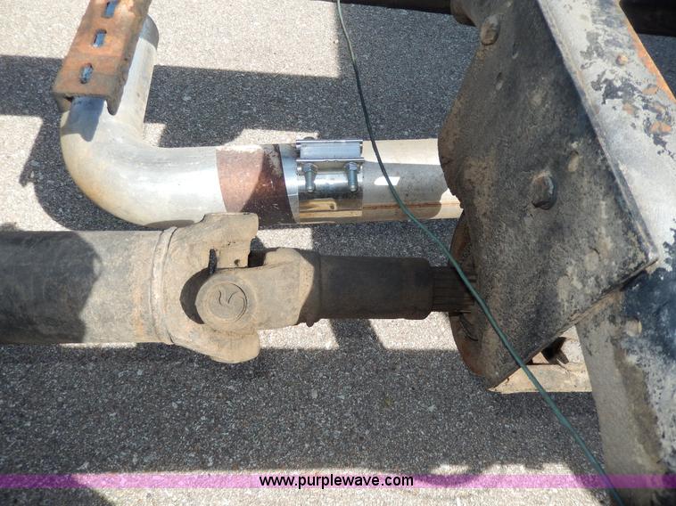 image for item D8075 1989 Ford F700 truck cab and chassis