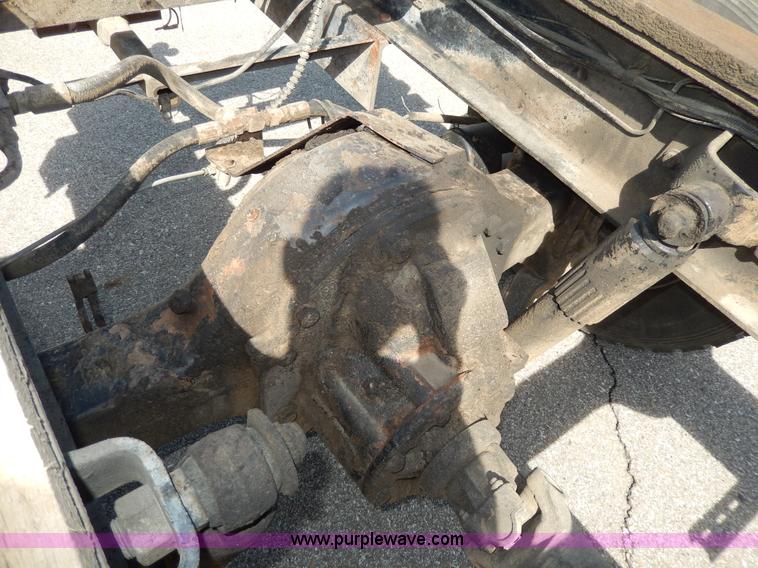 image for item D8075 1989 Ford F700 truck cab and chassis