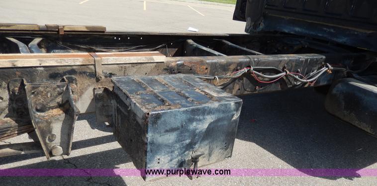 image for item D8075 1989 Ford F700 truck cab and chassis