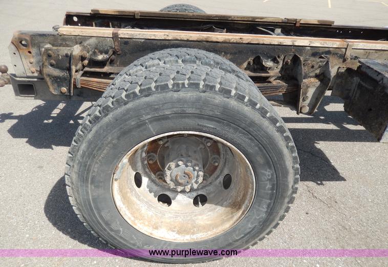 image for item D8075 1989 Ford F700 truck cab and chassis