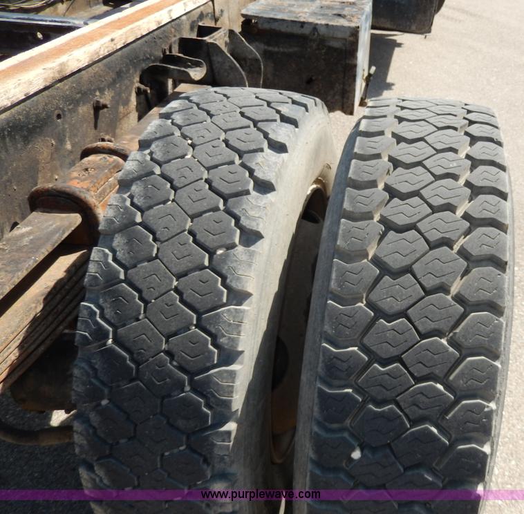 image for item D8075 1989 Ford F700 truck cab and chassis