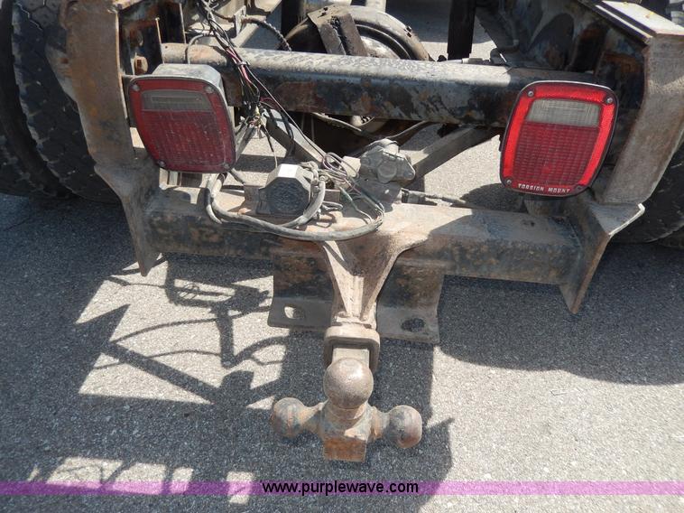 image for item D8075 1989 Ford F700 truck cab and chassis