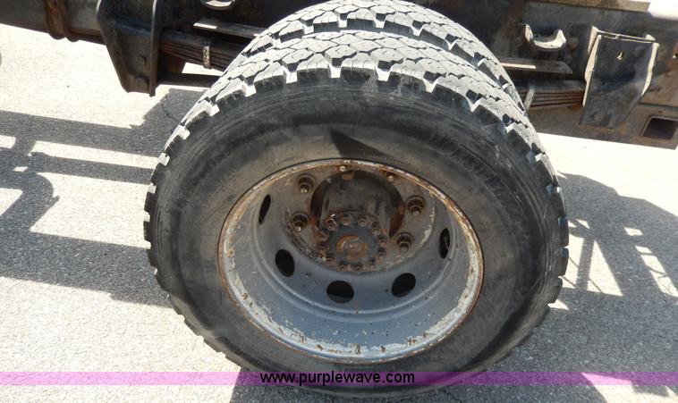 image for item D8075 1989 Ford F700 truck cab and chassis