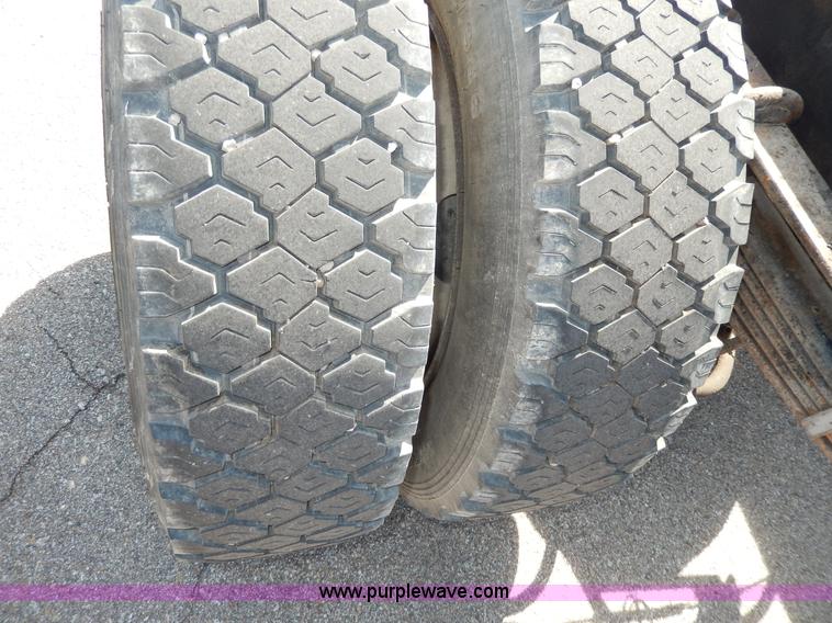 image for item D8075 1989 Ford F700 truck cab and chassis