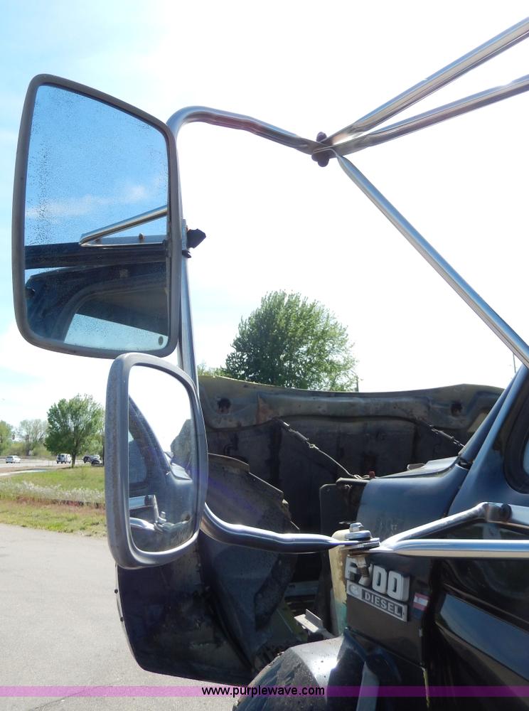 image for item D8075 1989 Ford F700 truck cab and chassis