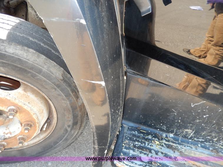 image for item D8075 1989 Ford F700 truck cab and chassis