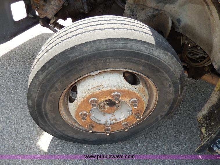 image for item D8075 1989 Ford F700 truck cab and chassis