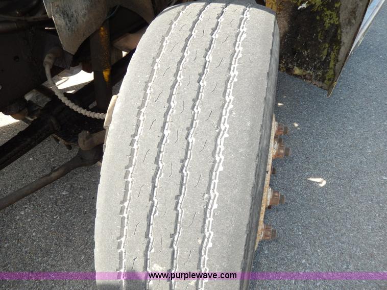 image for item D8075 1989 Ford F700 truck cab and chassis