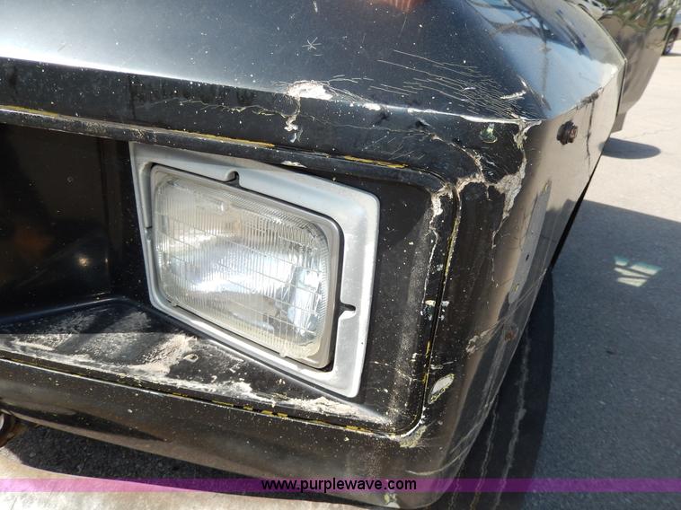 image for item D8075 1989 Ford F700 truck cab and chassis