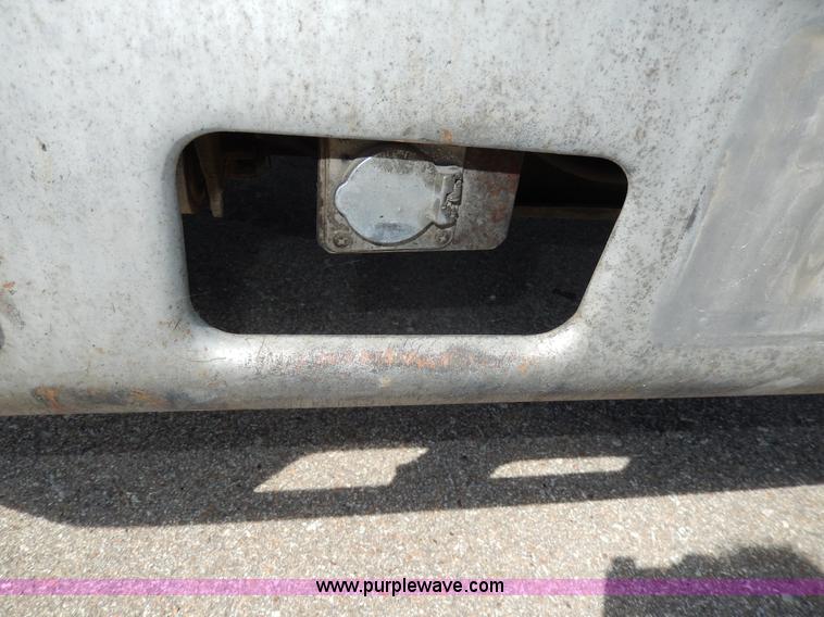 image for item D8075 1989 Ford F700 truck cab and chassis