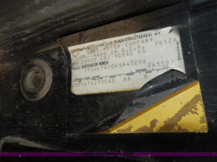 image for item D8075 1989 Ford F700 truck cab and chassis