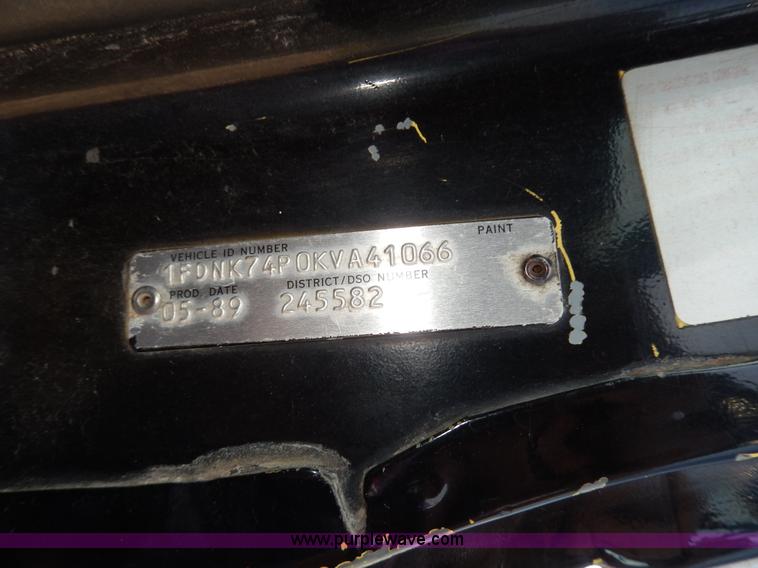 image for item D8075 1989 Ford F700 truck cab and chassis