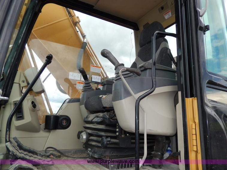 image for item D8166 2004 Caterpillar 320CL excavator