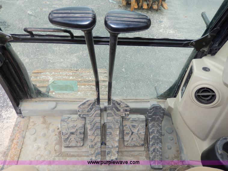 image for item D8166 2004 Caterpillar 320CL excavator