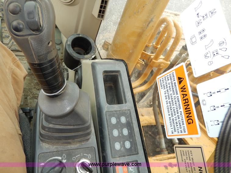 image for item D8166 2004 Caterpillar 320CL excavator