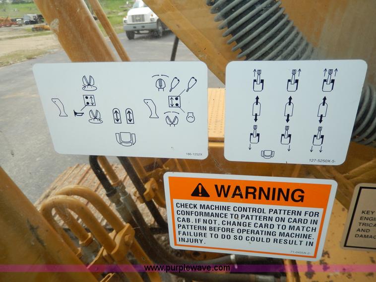 image for item D8166 2004 Caterpillar 320CL excavator